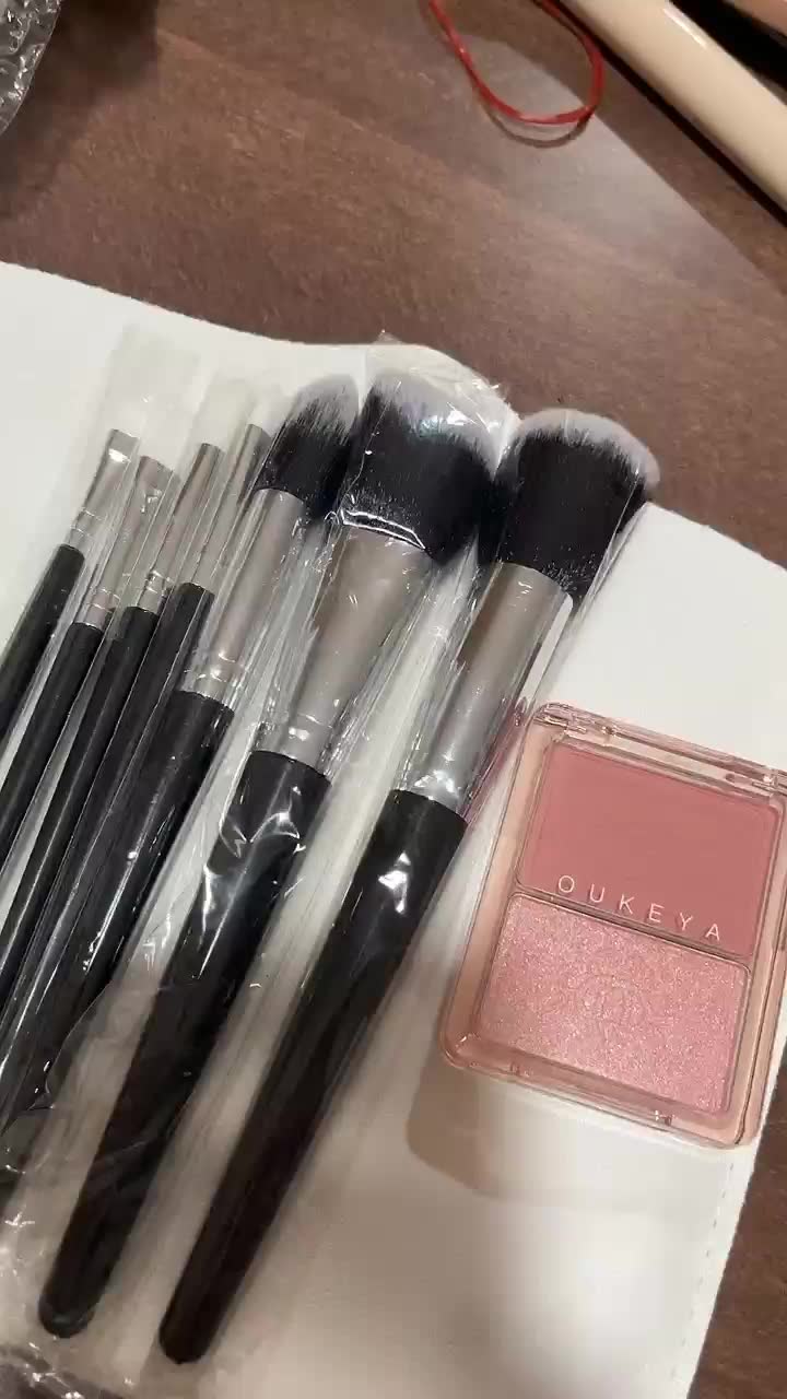 ความทนทาน:สีติดชัดไม่ต้องเติมเพิ่มระหว่างวัน  พื้นผิว:ขนแปรงนุ่ม ไม่บาดผิวใช้งานแล้วไม่ละคายผิวหน้า  สี:สีสวย สีชัดเจนโทนหน้าหวานๆ
