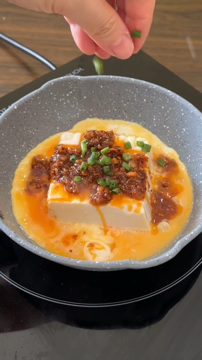 วิธีทำ “ไข่กระทะใส่เต้าหู้น้ำมันพริก (Easy Tofu Egg)” มื้อเช้าแบบง่ายๆ  #เต้าหู้ #น้ำมันพริก #อาหารเช้า #โปรตีนสูง #มื้อเช้า #เมนูไข่ #shopee #ช้อปปี้