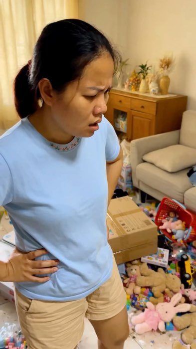 Ngôi nhà bừa bộn không phải vì nhà nhỏ đâu mọi người 😅 Trước đây đồ chơi của con chất đầy sàn, mỗi ngày đi lại vấp ngã. Khi gặp chiếc hộp này thì xong luôn, không cần lắp đặt, mở ra và sử dụng ngay.